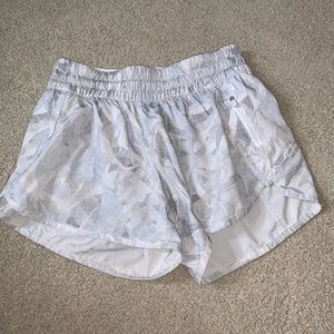 Lululemon women’s tracker short iv 4”- white